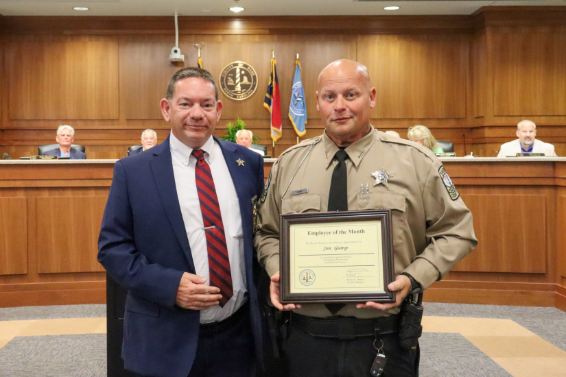 Chief Deputy Jeff Deringer presents the award to Deputy Gump during the Board of Commissioners meeting.