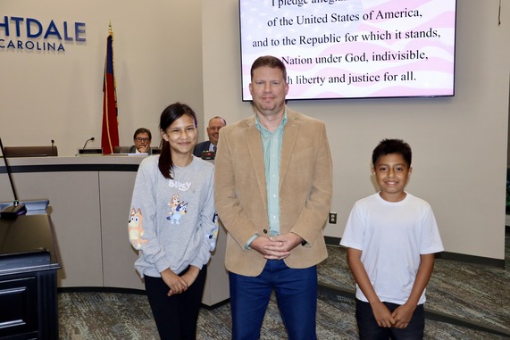 Councilor Mark Swan and students from Neuse River Middle School