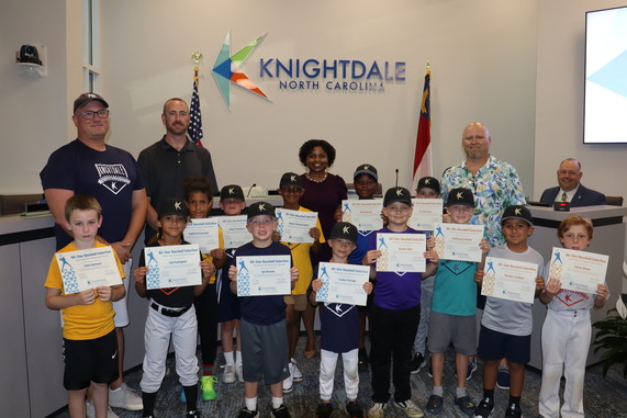 Mayor Day standing with the team and coaches of the U8 Coach Pitch Baseball All-Star Showcase