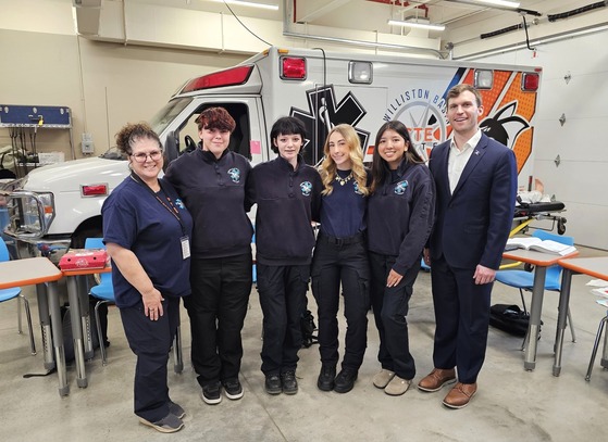 Supt. Bachmeier with Williston Students