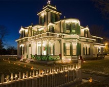 Buffalo Bill's mansion decorated with Christmas lights