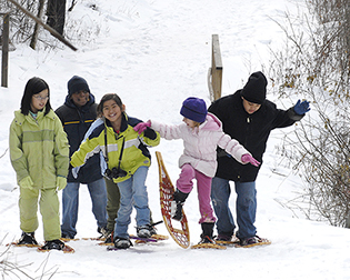 Children snowshoeing 