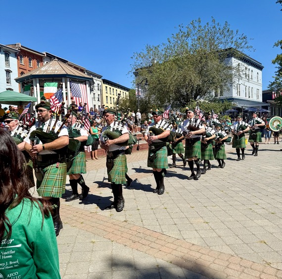 Bagpipers at Hooley on the Hudson