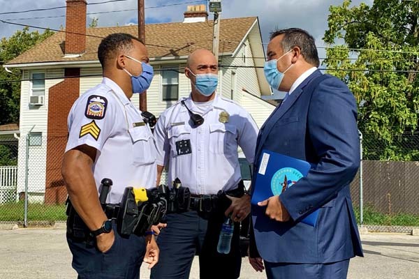Mayor Ginther speaks with two Columbus police officers