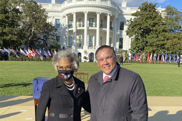 Congresswoman Joyce Beatty and Mayor Ginther pose in front of the Whitehouse