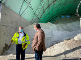 Mayor Ginther speaks with a public service employee in front of a salt barn