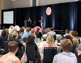 director French speaking at a conference