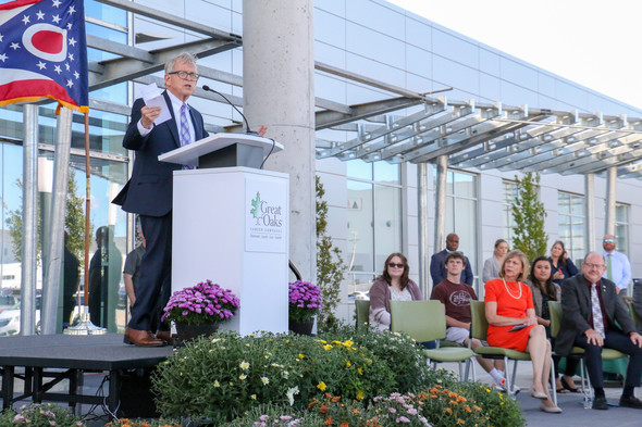 Governor DeWine and First Lady Fran DeWine cut the ribbon outside of the new Laurel Oaks Career Campus building.