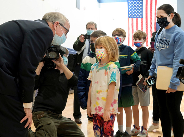 Governor DeWine visits a student vaccination clinic at Hudson Middle School.