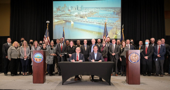 Governor DeWine and Kentucky Governor Andy Beshear sign a memorandum of understanding