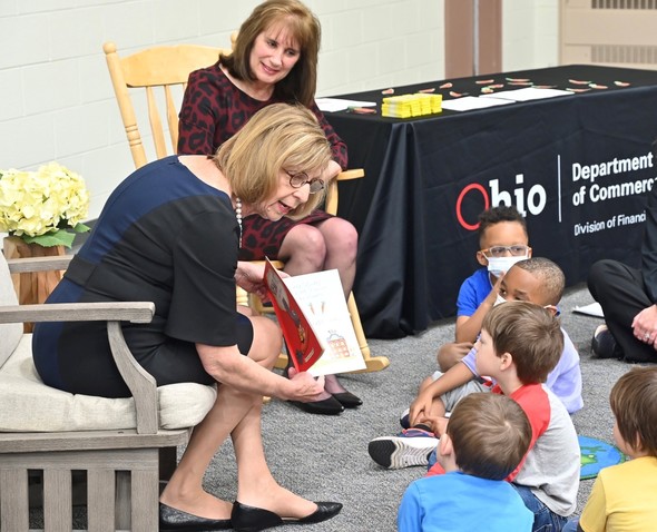 First Lady Fran DeWine reads Cinders McLeod's, "Spend It!," to children at the YMCA Early Learning Center West.