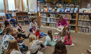 First Lady DeWine reads to children at the Holmes County District Library.