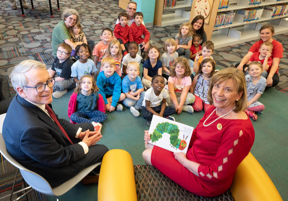 Governor DeWine and First Lady Fran DeWine pictured with preschoolers and staff members at Lima Library.