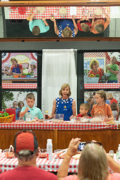 First Lady DeWine demonstrates how to make homemade pizza.