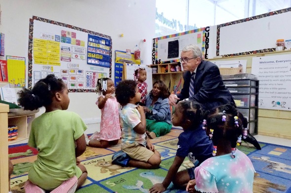 DeWine promotes ReadOhio at Cincinnati school 