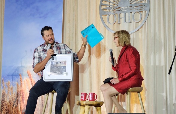 First Lady DeWine presents Luke Bryan with an Ohio Fishing License 