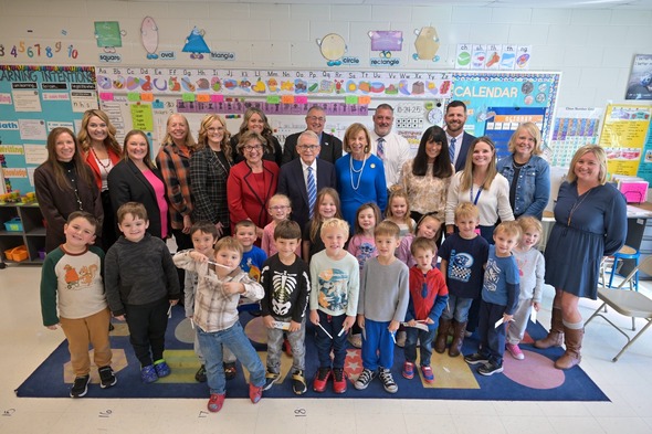 Governor and First Lady DeWine posing with students and faculty from Putman Elementary School.