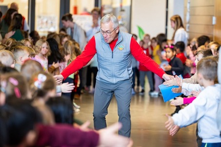 Lt. Governor Tressel giving high-fives to students at Tallmadge Elementary school. 