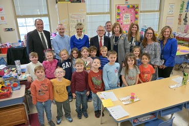Ohio Governor Mike DeWine and First Lady Fran DeWine posing with students and staff from Cherry Hill Primary School in Fayette County.