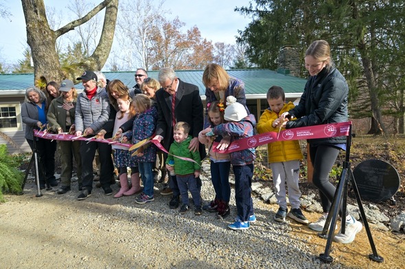 Governor DeWine and Family Cuts Ribbon