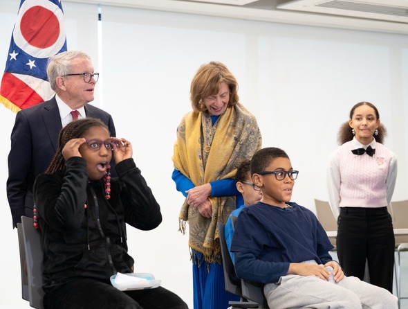 Students putting on glasses at Campus International