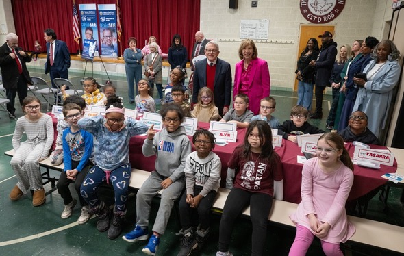 Governor and First Lady DeWine  posing with Boardman Local School District students. 