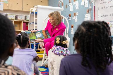 First Lady DeWine reading to Rose Hill Elementary School kindergarteners in Reynoldsburg to celebrate Read Across America Week.  