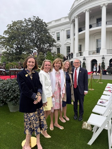 Governor and First Lady DeWine in front of the the White House with their children Jill, Alice, and Anna.