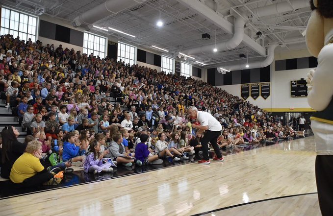 Lt. Governor Tressel speaking to students at Miami Trace school during a Team Tressel Fitness Challenge visit. 