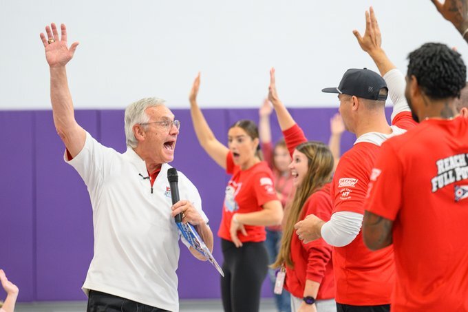 Lt. Governor Tressel talking to students at Bloom-Carroll Elementary School.