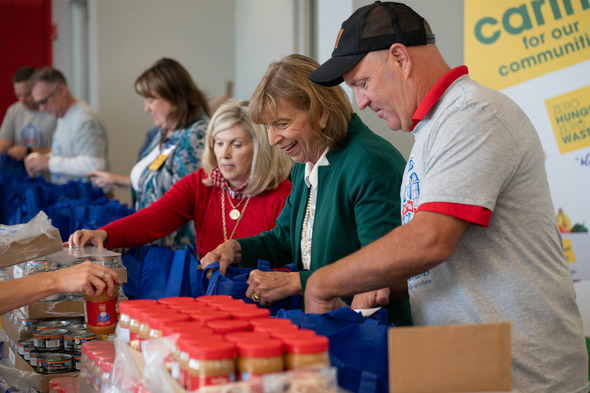 First Lady DeWine packing meal bags for a "Feeding our Neighbors" event with Kroger. 