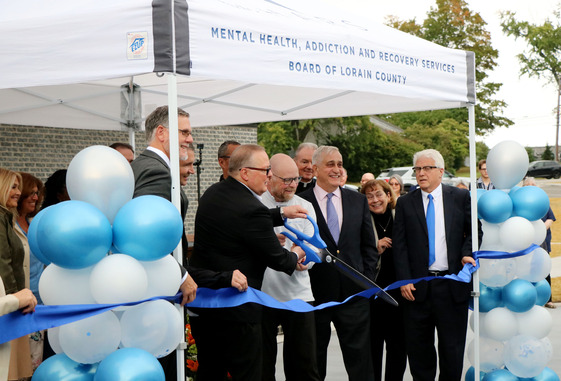 Lorain ribbon cutting