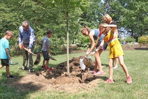 Governor DeWine planting Northern Red Oak with First Lady Fran DeWine and kids