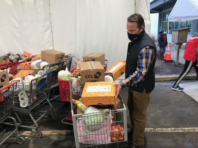 Lt. Governor Husted helps the foodbank