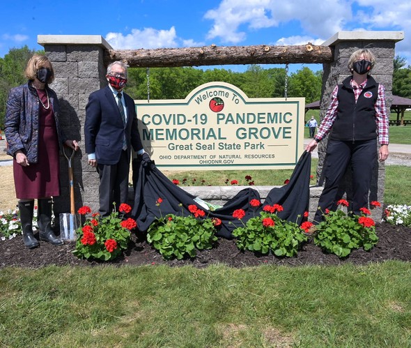 Governor DeWine, First Lady Fran DeWine and ODNR Director Mertz Unveil COVID-19 Memorial