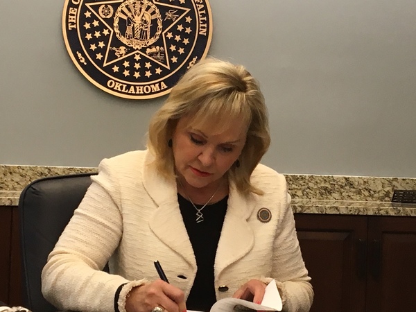 11-6-17 Governor Fallin Signs Bill