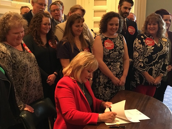 3-29-18 Governor Fallin Signs Teacher Pay Package