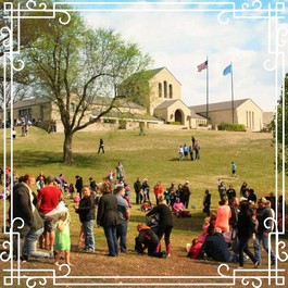 a photo of the hill below the Will Rogers Memorial Museum and a crowd of children and parents searching for Easter Eggs