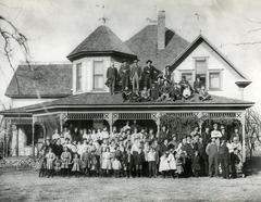 The Glidewell House in 1908, taken of the Helena Baptist Church members standing in front, or seated on the roof.