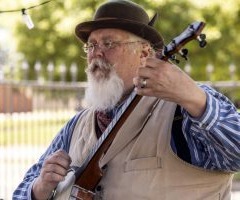 Wayne Cantwell playing a banjo and singing