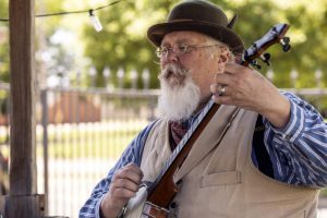Wayne Cantwell playing a banjo and singing