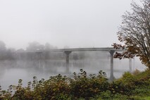 bridge-crossing-the-willamette-river-in-dense-fog