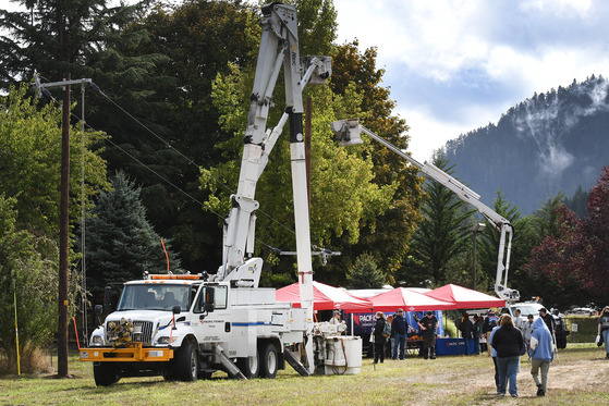 Pacific Power gives a demonstration to students