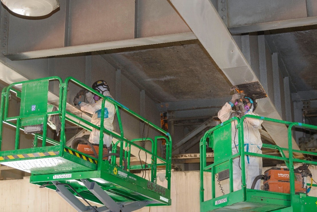 Photo of crews working on removing lead paint on I-5 bridge supporting structures.