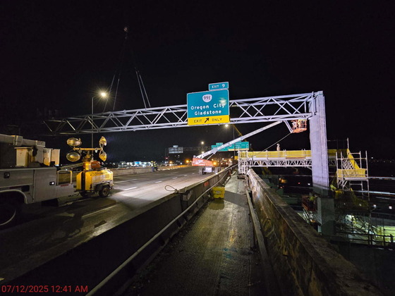 Photo of a new sign bridge across all lanes of I-205 on the Abernethy Bridge.