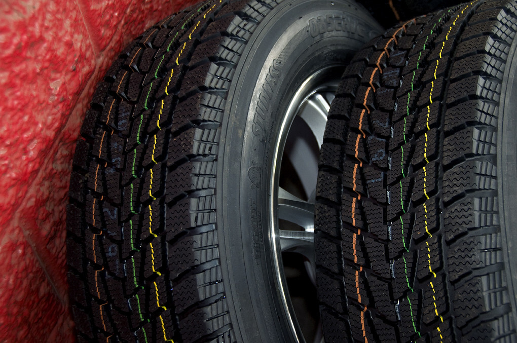 Traction tires with no studs