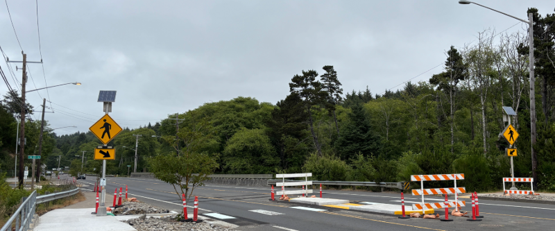 Photo showing finished curb ramp with flashing beacon on U.S. 101 in Lincoln City