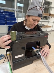 OSH Junction City patient works on zipper for a quilted bag