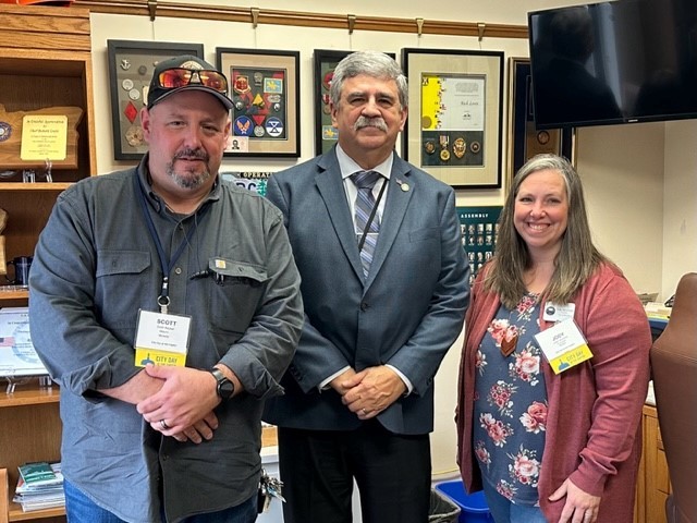 Molalla Mayor and City Councilor photo with Rep. Lewis