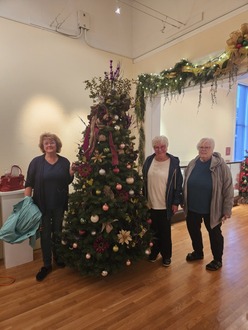 Tillamook Museum Tree decorating team